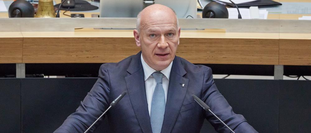 18.01.2024, Berlin: Kai Wegner (CDU), Regierender Bürgermeister, spricht bei einer Plenarsitzung im Berliner Abgeordnetenhaus. Auf Antrag der Fraktion Bündnis 90/Die Grünen wird in einer Aktuellen Stunde das Thema "Gemeinsam rechten Umsturzphantasien eine demokratische Mobilisierung entgegenstellen - Berlin bleibt offen, vielfältig und solidarisch". Foto: Joerg Carstensen/dpa +++ dpa-Bildfunk +++