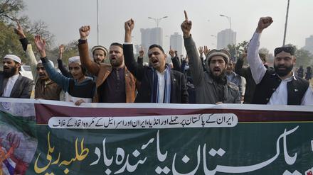 In Islamabad protestieren Pakistaner gegen den Angriff aus dem Iran.