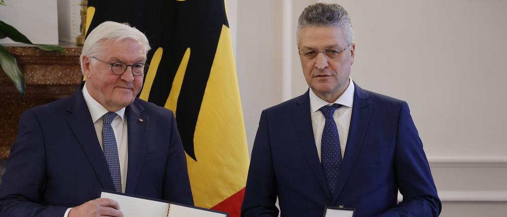 Bundespräsident Frank-Walter Steinmeier ehrt den früheren Präsidenten des Robert Koch-Instituts, Lothar Wieler.