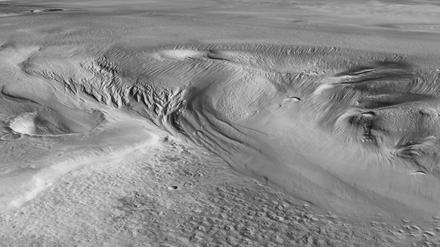 Das Bild zeigt die Region Eumenides Dorsum in der Formation Medusae Fossae, wo vermutlich die dickste eishaltige Ablagerung zu finden ist. 