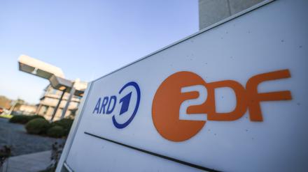 Ein Expertenrat plädiert für einen grundlegenden Umbau der öffentlich-rechtlichen Sender ARD, ZDF und Deutschlandradio – hier zu sehen sind die Logos auf einem Schild des Beitragsservices.
