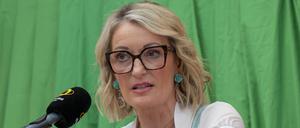 Die bayerische Kabarettistin Monika Gruber weist die Kritik an ihrem umstrittenen Buch erneut zurück.