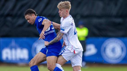 Derry Scherhant (links) zeigte im Testspiel gegen die Glasgow Rangers im Trainingslager in Spanien gute Ansätze.