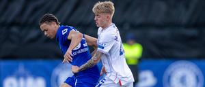 Derry Scherhant (links) zeigte im Testspiel gegen die Glasgow Rangers im Trainingslager in Spanien gute Ansätze.