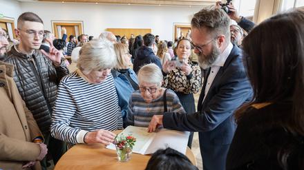 Schleswig-Holsteins Wirtschaftsminister Claus Ruhe Madsen (rechts) erhält im Februar 2023 in Kiel die deutsche Staatsbürgerschaft. 