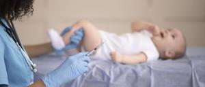Ein kleines Baby wird in der Klinik geimpft. Die Stiko hat nun eine Impfempfehlung für Säuglinge ab zwei Monaten ausgesprochen.