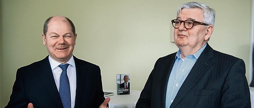 Der Autor Olaf Scholz (l, SPD), Erster Bürgermeister von Hamburg, stellt zusammen mit Joschka Fischer (Bündnis 90/ Die Grünen) am 17.03.2017 in Berlin sein im Verlag Hoffmann und Campe herausgegebenes Buch „Hoffnungsland - Eine neue deutsche Wirklichkeit“ vor.