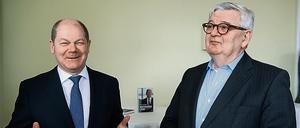 Der Autor Olaf Scholz (l, SPD), Erster Bürgermeister von Hamburg, stellt zusammen mit Joschka Fischer (Bündnis 90/ Die Grünen) am 17.03.2017 in Berlin sein im Verlag Hoffmann und Campe herausgegebenes Buch „Hoffnungsland - Eine neue deutsche Wirklichkeit“ vor. 