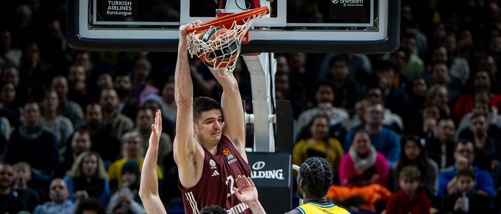 Münchens junger Center Danko Brankovic bereitete Alba enorme Probleme.