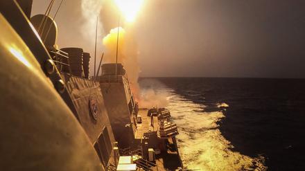 Archivaufnahme des Raketenkreuzers USS Carney, der im Roten Meer im Einsatz ist.
