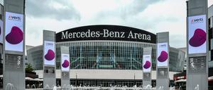 Berlin Mercedes-Benz-Arena 21.07.2021,Wasserfontaenen mit Bildschirmen auf den Mercedes Platz vor der Mercedes-Benz-Arena *** Berlin Mercedes Benz Arena 21 07 2021,Waterfontaen with screens on the Mercedes Platz in front of the Mercedes Benz Arena Copyright: xLakomski/Eibner-Pressefotox EP_dli 