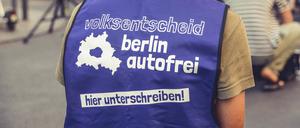 14 . 08 . 2022 , Berlin / Mitte : Kunstaktion zur Verkehrswende unter dem Motto : Visionen statt Illusionen . Mit einer symbolischen Blase auf der Kreuzung Tucholskystrasse / Ecke Auguststraße fordert die Initiative Volksentscheid Berlin autofrei eine schnelle Verkehrswende . *** 14 08 2022 , Berlin Mitte Art action for the traffic turnaround under the motto Visions instead of illusions With a symbolic bubble on the intersection of Tucholskystrasse and Auguststrasse, the initiative Volksentscheid Berlin autofrei demands a rapid traffic turnaround