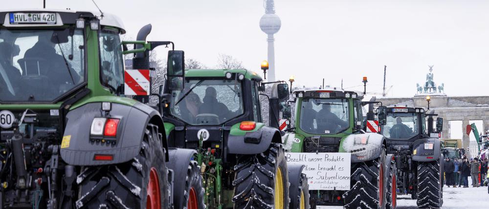 Zahlreiche Traktoren fahren auf der Straße des 17. Juni zum Brandenburger Tor.