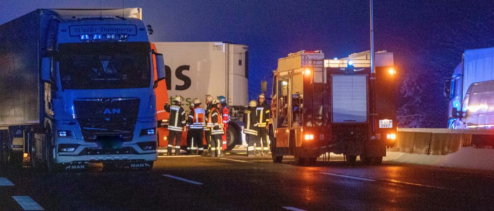 Zwei Lkws sind nach einem Unfall auf der Autobahn A5 bei Reiskirchen ineinander geschoben. Bei einem Auffahrunfall auf der Autobahn 5 bei Reinhardshain nahe Gießen (Hessen) ist ein 50 Jahre alter Lkw-Fahrer gestorben.