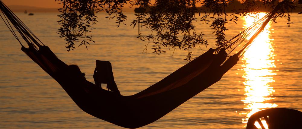 Am Meer zu arbeiten, ohne die Arbeitgeber:in zu informieren, kann unangenehme Folgen haben.