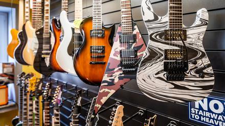 E-Gitarren hängen in einem Musikgeschäft.