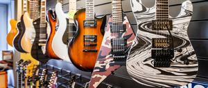 E-Gitarren hängen in einem Musikgeschäft.