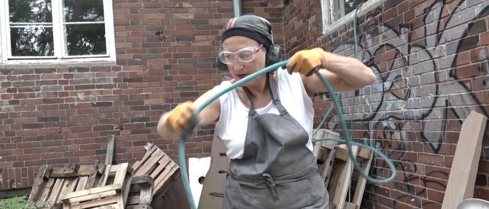 Birgit Cauer begibt sich künstlerisch ins Innerste der Materie. 
