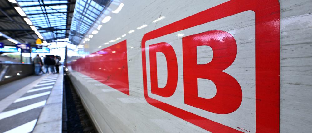 Das DB-Logo an einem ICE im Erfurter Hauptbahnhof während des bundesweiten Warnstreiks bei der Deutschen Bahn.