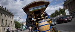 Bier-Bikes vor Gericht DEU, Deutschland, Germany, Berlin, 10.06.2016 Am Donnerstag wird vor Berliner Gericht üeber die Bierbikes verhandelt. Eine Gruppe von jungen Maenner aus Wales feiern einen Junggesellenabschied auf einem Bier Bike der Firma BigBike-Berlin in Berlin-Mitte. Der Berliner Senat hat das teilweise erteilte Verbot gegen Bierbikes in der Innenstadt bestaetigt, andere Verkehrsteilnehmer und Passanten fuehlen sich oft durch unsoziales Verhalten der Touristen belaestigt. A group of young men from Wales celebrating a stag party on a Beer Bike Booze Tour of the company BigBike through the city centre in Berlin, Germany. Passenger-powered rolling pubs known as Bierbikes have become a popular pastime for tourists and revelers in dozens of German cities. But residents and drivers aren t often amused by the noisy, traffic-clogging 