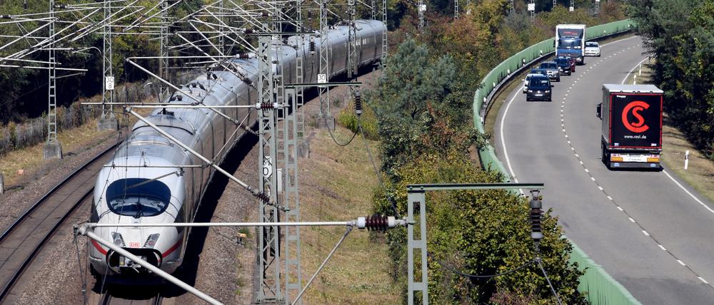 Ein ICE der Deutschen Bahn fährt bei Wiesental auf der Schnellfahrstrecke Mannheim-Stuttgart.