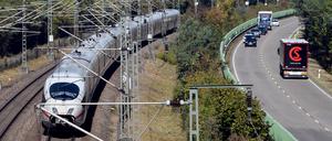 Ein ICE der Deutschen Bahn fährt bei Wiesental auf der Schnellfahrstrecke Mannheim-Stuttgart.