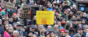Potsdam wehrt sich! Kundgebung am Alten Markt in Potsdam Anlass ist die Berichterstattung über ein Treffen in unserer Stadt Potsdam, bei dem rechtsradikale, verfassungsfeindliche Ideologen, AfD-Politiker und Unternehmer über einen Plan sprachen, wie man Migrantinnen und Migranten und deutsche Staatsbürgerinnen und Staatsbürger mit migrantischem Hintergrund aus Deutschland vertreiben und deportieren kann.