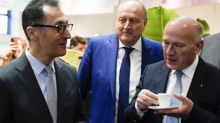 Agrarminister Özdemir, Bauernpräsident Rukwied und der Regierende Bürgermeister Wegner (v.l.n.r.) am Freitag auf der Grünen Woche.