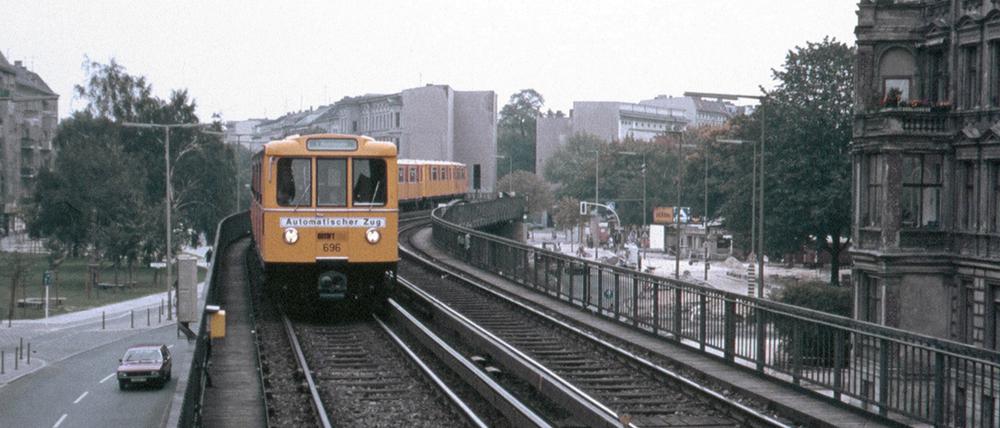 Die Automatik-Züge von der U4 konnten auch auf anderen Strecken fahren, hier 1986 am Görlitzer Bahnhof.