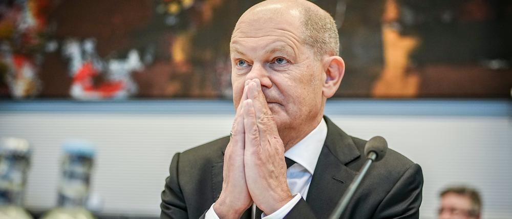 Bundeskanzler Olaf Scholz (SPD) nimmt an der Fraktionssitzung seiner Partei teil mit vor dem Gesicht gefalteten Händen. In einer Videobotschaft am Freitag adressiert er die von Rechtsextremen gehegten Pläne zur massenhaften Vertreibung von Menschen aus Deutschland.