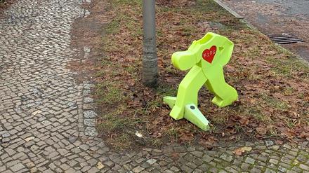 Das neueste Opfer: Direkt vor der Grundschule unter den Kastanien wurde wieder ein Streetbuddy geköpft. Es ist Opfer Nummer fünf.