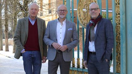 Stiftung hat jetzt Sitz in Potsdam
Die nationale Repräsentanz des europaweiten Kulturerbe-Netzwerks Europa Nostra befindet sich
seit dem 1. Januar 2024 in den Räumen der SPSG. Darüber informieren die Stiftung und SPSG-Generaldirektor. v.l.: Ulrich Böcker (königl. Winzerberg Potsdam), Dr. Uwe Koch (Europa Nostra) und Christoph Martin Vogtherr(Generaldirektor Stiftung Preußische Schlösser und Gärten Berlin-Brandenburg)