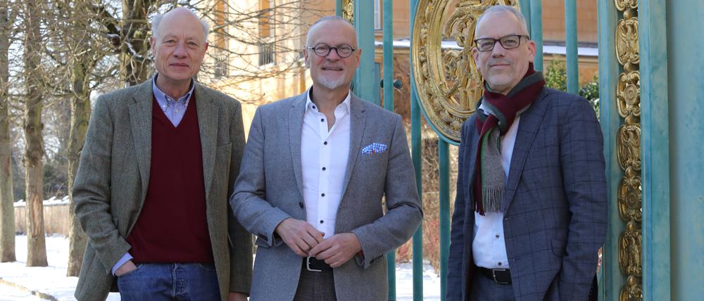 Stiftung hat jetzt Sitz in Potsdam
Die nationale Repräsentanz des europaweiten Kulturerbe-Netzwerks Europa Nostra befindet sich
seit dem 1. Januar 2024 in den Räumen der SPSG. Darüber informieren die Stiftung und SPSG-Generaldirektor. v.l.: Ulrich Böcker (königl. Winzerberg Potsdam), Dr. Uwe Koch (Europa Nostra) und Christoph Martin Vogtherr(Generaldirektor Stiftung Preußische Schlösser und Gärten Berlin-Brandenburg)