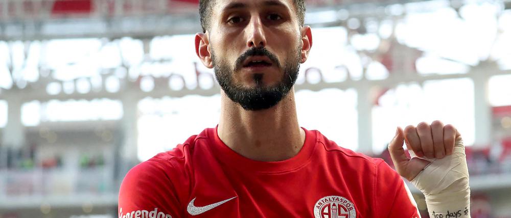 Nach seinem Tor zeigt der Fußballer Sagiv Jehezkel auf seinen Verband mit der Aufschrift „100 Tage. 07/10“.