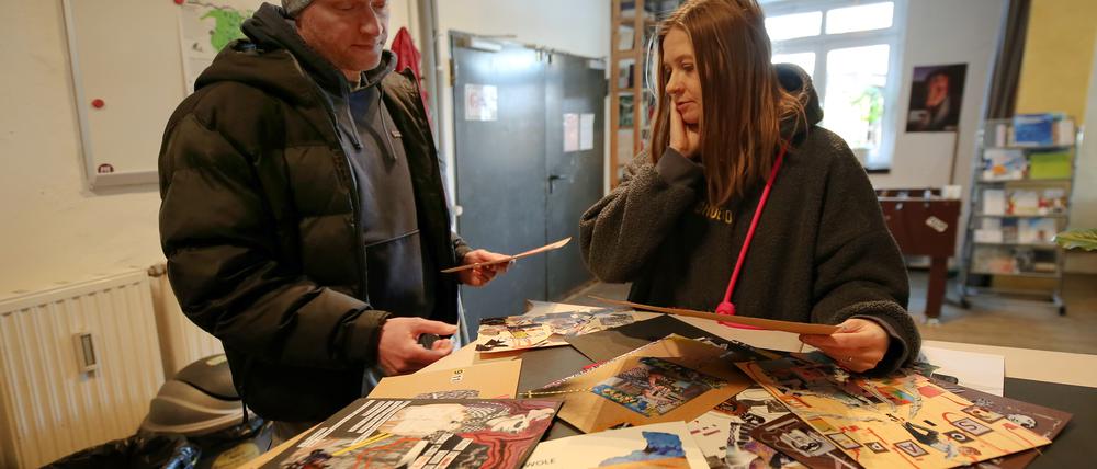 Holger Raschke und Yulia Sonata sichten Ergebnisse des Kunstprojekts „Mind Capture“, die am heutigen Samstag im Projekthaus ausgestellt werden.