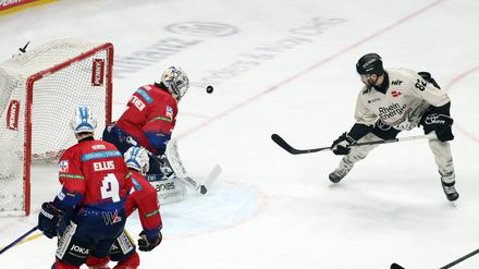 Da kommt was. Eisbären-Torwart Jonas Stettmer (links) hat den Puck aber schon im Visier. 
