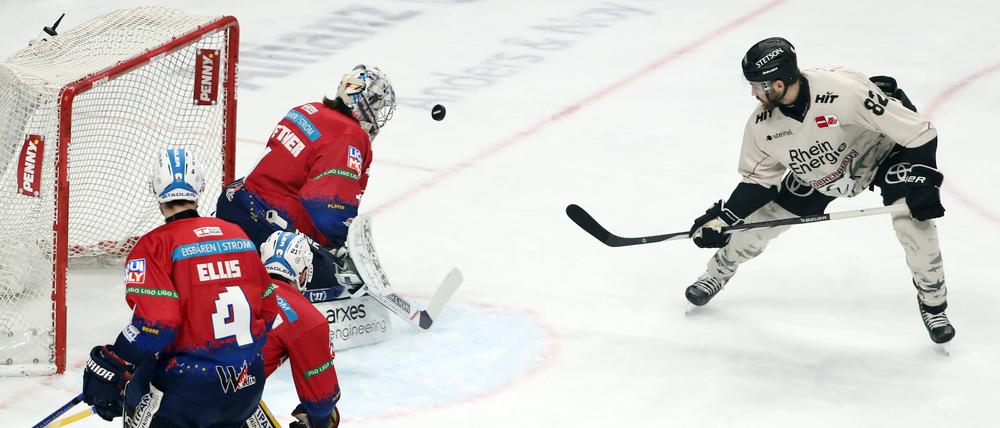 Da kommt was. Eisbären-Torwart Jonas Stettmer (links) hat den Puck aber schon im Visier. 