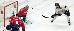 Da kommt was. Eisbären-Torwart Jonas Stettmer (links) hat den Puck aber schon im Visier. 