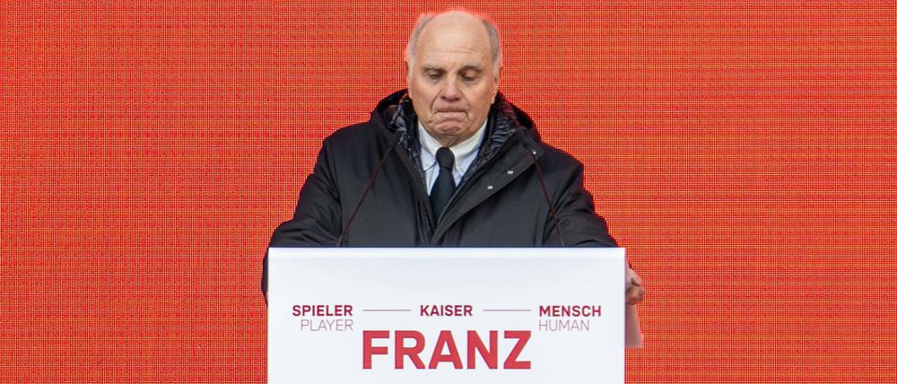 Uli Hoeneß bei der Gedenkfeier für Franz Beckenbauer in der Allianz-Arena.