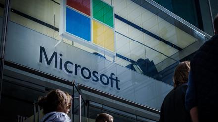 Logo von Microsoft in Manhatten. Hacker mit Verbindungen zur russischen Regierung haben sich nach Angaben des Konzerns Zugang zu E-Mail-Konten verschafft.