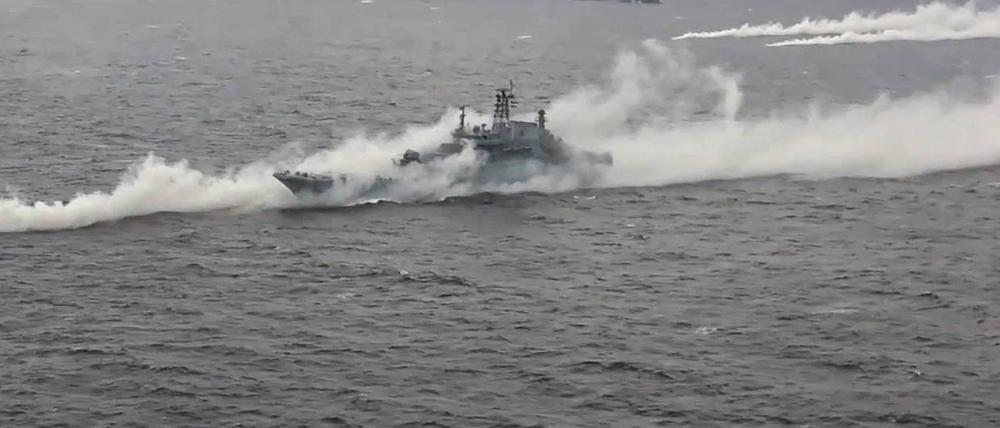 Ein russisches Kriegsschiff nimmt an einer Übung teil.