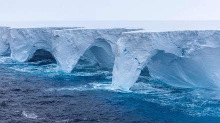 Die Aufnahmen vom derzeit weltweit größten Eisberg A23a zeigen, wie Erosion riesige Bögen und höhlenartige Vertiefungen in den Koloss gemeißelt hat.