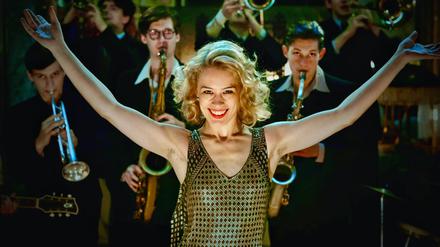Sie will ein Glanz sein. Stella Goldschlag (Paula Beer) singt in einer Swingband. 