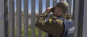 Ein Polizist, der zur Grenzschutzbehörde Frontex gehört, kontrolliert die Grenze von der Türkei zum EU-Staat Griechenland.