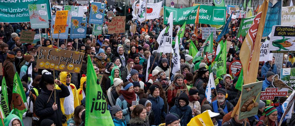 Teilnehmer protestieren mit Transparenten und Schildern gegen die Agrarpolitik bei einer Demonstration des Bündnisses «Wir haben es satt» vor dem Willy-Brand-Haus. Die Demonstration fand unter dem Motto «Gutes Essen braucht Zukunft!» statt.