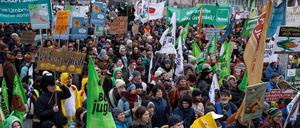 Teilnehmer protestieren mit Transparenten und Schildern gegen die Agrarpolitik bei einer Demonstration des Bündnisses «Wir haben es satt» vor dem Willy-Brand-Haus. Die Demonstration fand unter dem Motto «Gutes Essen braucht Zukunft!» statt.