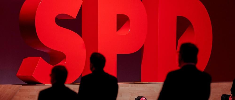 ARCHIV - 11.12.2021, Berlin: Das Logo der SPD leuchtet beim SPD-Bundesparteitag. Der Mitgliederschwund bei der SPD beschleunigt sich weiter. Foto: Kay Nietfeld/dpa +++ dpa-Bildfunk +++