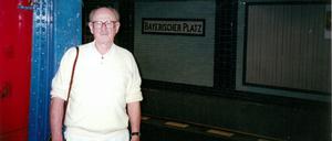 Bei Bombeneinschlägen in den U-Bahnhof Bayerischer Platz wurden vor 70 Jahren 63 Menschen getötet. Von der Tragödie ist wenig bekannt. Kaum jemand fragte danach, also geriet das Geschehen fast in Vergessenheit. Zeitzeugen erinnern hier erstmals an die schrecklichen Momente dieses 3. Februar 1945. Hier: Peter Gregg aus Oregon war vor 70 Jahren Peter Guggenheimer aus Lankwitz. Als die US-Bomber Berlin erreichten, suchte er Schutz. Er ist mit Berlin immer noch verbunden. Als Peter Guggenheimer ging er nach dem Krieg mit seinen Eltern in die USA und änderte seinen Namen in Peter Gregg.
