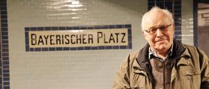 Bei Bombeneinschlägen in den U-Bahnhof Bayerischer Platz wurden vor 70 Jahren 63 Menschen getötet. Von der Tragödie ist wenig bekannt. Kaum jemand fragte danach, also geriet das Geschehen fast in Vergessenheit. Zeitzeugen erinnern hier erstmals an die schrecklichen Momente dieses 3. Februar 1945. Hier: Peter Hagen im U-Bahnhof Bayerischer Platz. Dort erlebte er vor 70 Jahren mit, wie Menschen aus dem Kiez während des Luftangriffs im U-Bahnhof Schutz suchten. Viele starben, als Bomben dort einschlugen. Er überlebte und erzählt hier seine Geschichte.