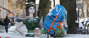 Der aktuelle Zustand: Die Keramikskulpturen der Familie Grün in der Brandenburger Straße.